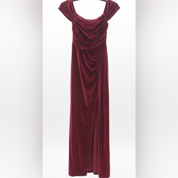 🌹 NWOT Elegant Burgundy Velvet Formal Gown - Picture 4 of 4